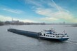 leeres Frachtschiff auf dem Rhein mit Panorama von Düsseldorf	