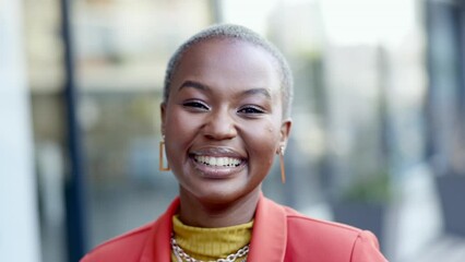 Canvas Print - Happy, smile and face of black woman in city with a stylish, trendy and fashion outfit while on a vacation. Travel, freedom and portrait of a African female outdoor with a positive mindset on holiday