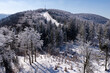 Szczyt góry Szyndzielnia w Beskidzie Śląskim, zima w górach.