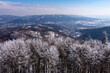 Widok z góry na Beskid Śląski, śnieg na drzewach (2).