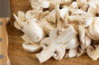 morceaux de champignons de Paris en gros plan, sur une table en bois