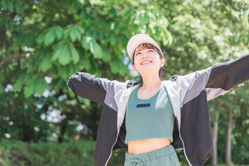 Poster - 公園で運動・トレーニング・ウォーキング・深呼吸する女性
