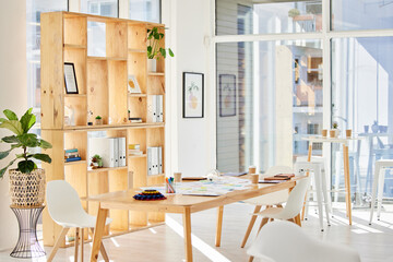 Poster - Empty interior office with light, wood furniture and workplace space for business and work. Modern and minimalist design decoration of a corporate or creative room for working employee or staff