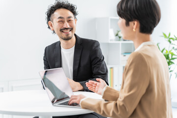 Poster - 話をする日本人男女