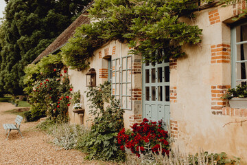 Sticker - Maison ancienne charmante et fleurie