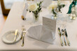 Edler Hochzeitstisch mit weißen Stoffservietten bei Hochzeitsfeier im Restaurant beim Hochzeitsessen