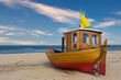 Historisches Fischerboot am Strand