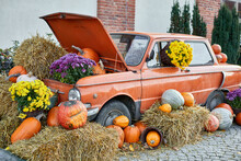 Decoration With A Car And Pumpkins Nearby. Pumpkins In Hay Installation For The Park.