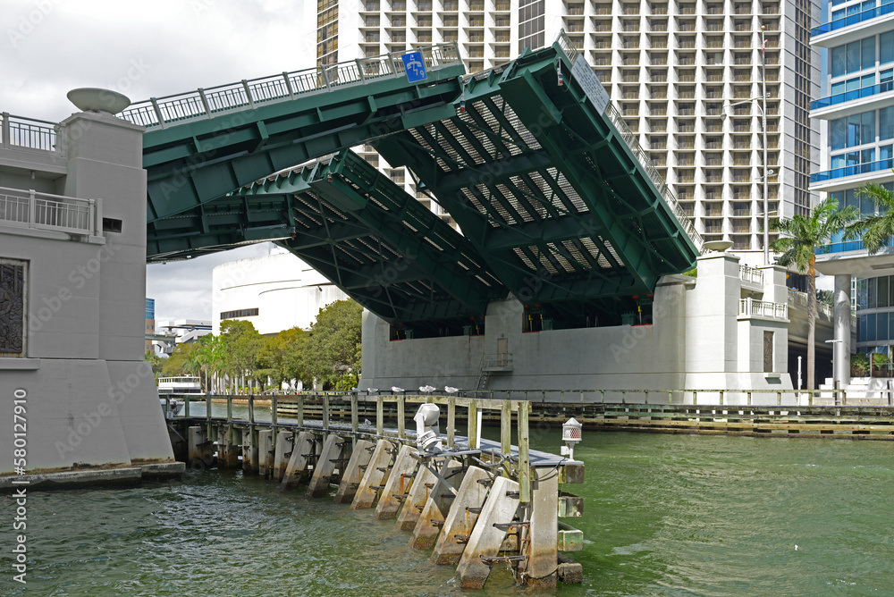 Brickell Avenue Bridge, bascule bridge over Miami River on winter sunny ...