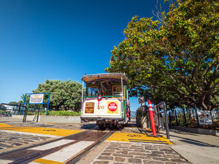 San Francisco Cable Car Wagon cruising though downtown city area