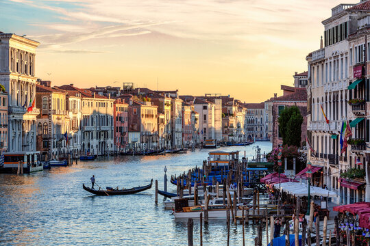 venezia. veduta del canal grande al tramonto dal ponte di rialto con gondoliere e palazzi