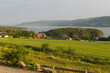 Sonnenuntergang am Mjøsa See bei Ringsaker, Provinz Innlandet. Der Mjøsa ist der größte See Norwegens. Gesehen auf dem Pilgerweg St. Olavsweg von Oslo nach Trondheim.
