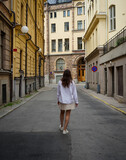 Fototapeta Na drzwi - woman walking in the city