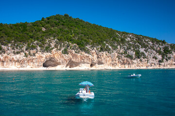 Mare blu e le caratteristiche grotte naturali di Cala Luna, Dorgali, Golfo di Orosei, Sardegna, Italia. Grandi grotte marine nella costa mediterranea. Sardegna, Italia.