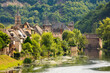 veduta di villaggio francese con fiume