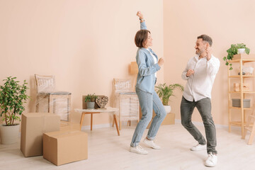 Canvas Print - Happy couple having fun in new apartment. Moving day