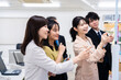 © maroke - 多様な意見を出し合うオフィスメンバー