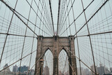 Fototapeta Pomosty - Foto horizontal del Puente de Brooklyn sin gente en Manhattan, New York City, United States.