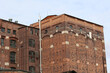 Ceglana ściana starej fabryki w europie z oknami. 