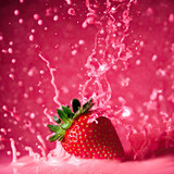 truskawka wpadająca do jogurtu, Foto realistyczna ilustracja truskawki.