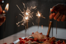 étincelles De Cierge Maque Sur Un Gâteau D'anniversaire