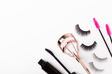 Canvas Print - Mascara brushes,eyelash curler and false eyelashes isolated on white background. Makeup brushes makeup kits.Disposable brush for eyelashes and eyebrows.Close-up.