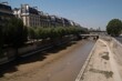 vu de la Seine à Paris, mais sans eau à cause de la sécheresse - generative ai