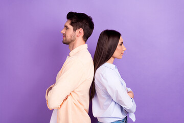 Aufkleber - Photo of positive attractive married couple wear shirts arms crossed standing backs isolated violet color background