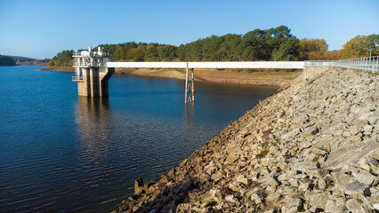 Wall Mural - Vue aérienne d'un barrage, retenue d'eau potable