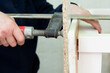Foto de primer plano de la herramienta de compresión de abrazadera en el taller