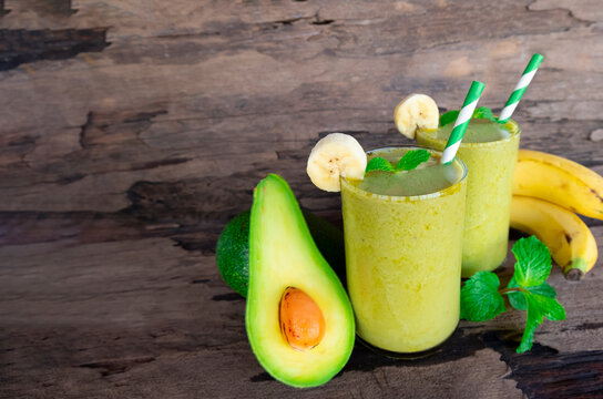 Fototapete - Avocado fresh cocktail smoothies fruit juice beverage healthy the taste yummy in glass drink episode good morning on wooden background.
