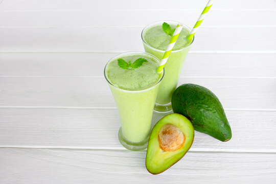 Fototapete - Avocado fresh cocktail smoothies fruit juice beverage healthy the taste yummy in glass drink episode good morning on white wooden background.
