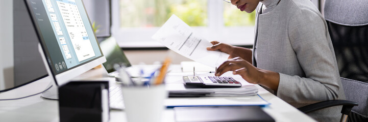 Aufkleber - accountant using electronic invoice or bill