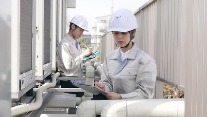 Fototapete - 配管を点検するエンジニア