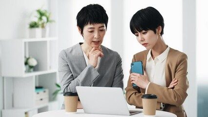 Leinwandbilder - パソコンを見ながら悩むビジネスウーマン