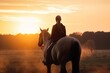 eine Frau auf einem Pferd, Sonnenuntergang