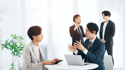 Poster - オフィスで会話するビジネスマン