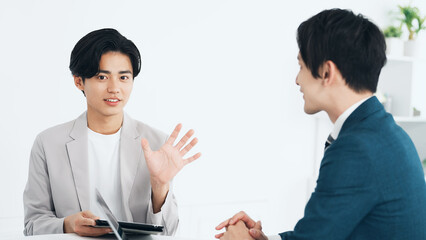 Poster - オフィスで会話するビジネスマン