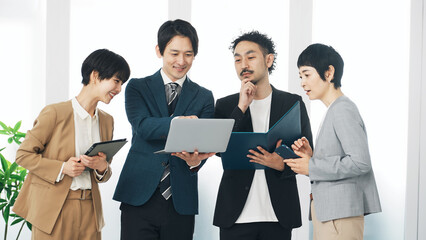 Poster - オフィスで会話するビジネスパーソンのグループ