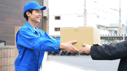 Poster - 荷物を手渡す作業員　宅配便　デリバリースタッフ