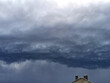 Bedrohlich dunkles Wolkenbild über dem Hausdach