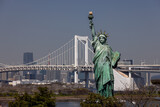 Fototapeta Nowy Jork - 銅像と都会の海に架かるブリッジ