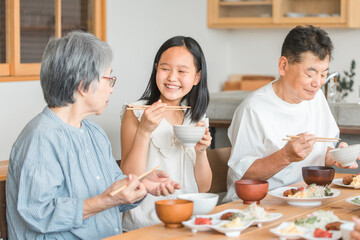 Sticker - 家のダイニングで家族団欒して食事する子供と夫婦・親子・三世代家族（二世帯住宅・里帰り・帰省）
