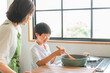 © buritora - 家のキッチンで子供と一緒に料理・クッキング・お手伝いする子供と夫婦・親子・家族