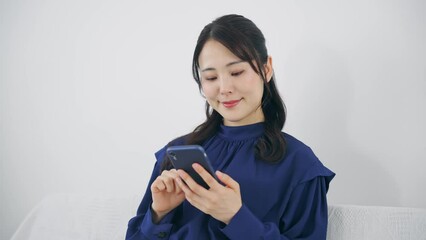 Poster - 室内でスマホを使う女性