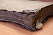 stara zniszczona księga z odartą okładką