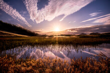 曾爾高原の夕日とお亀池に映る空