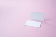 Blanko Visitenkarte auf rosa Hintergrund