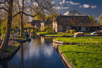 Wall Mural - Spring in the village of Giethoorn in North Holland. This town has no roads - it travels through the canals.