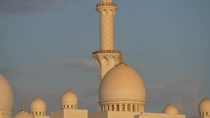 Wall Mural - 4K video detail view with the architecture of Sheikh Zayed Grand Mosque in Abu Dhabi, UAE, during a beautiful morning.